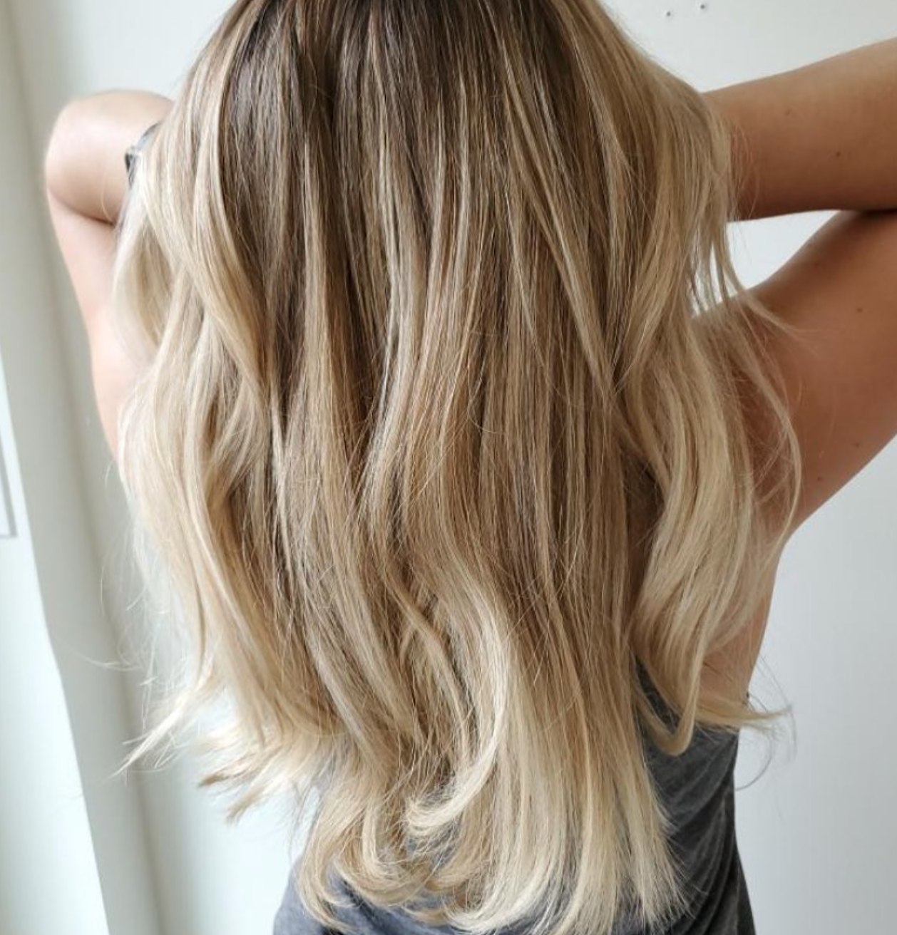 light blonde wavy hair with balayage