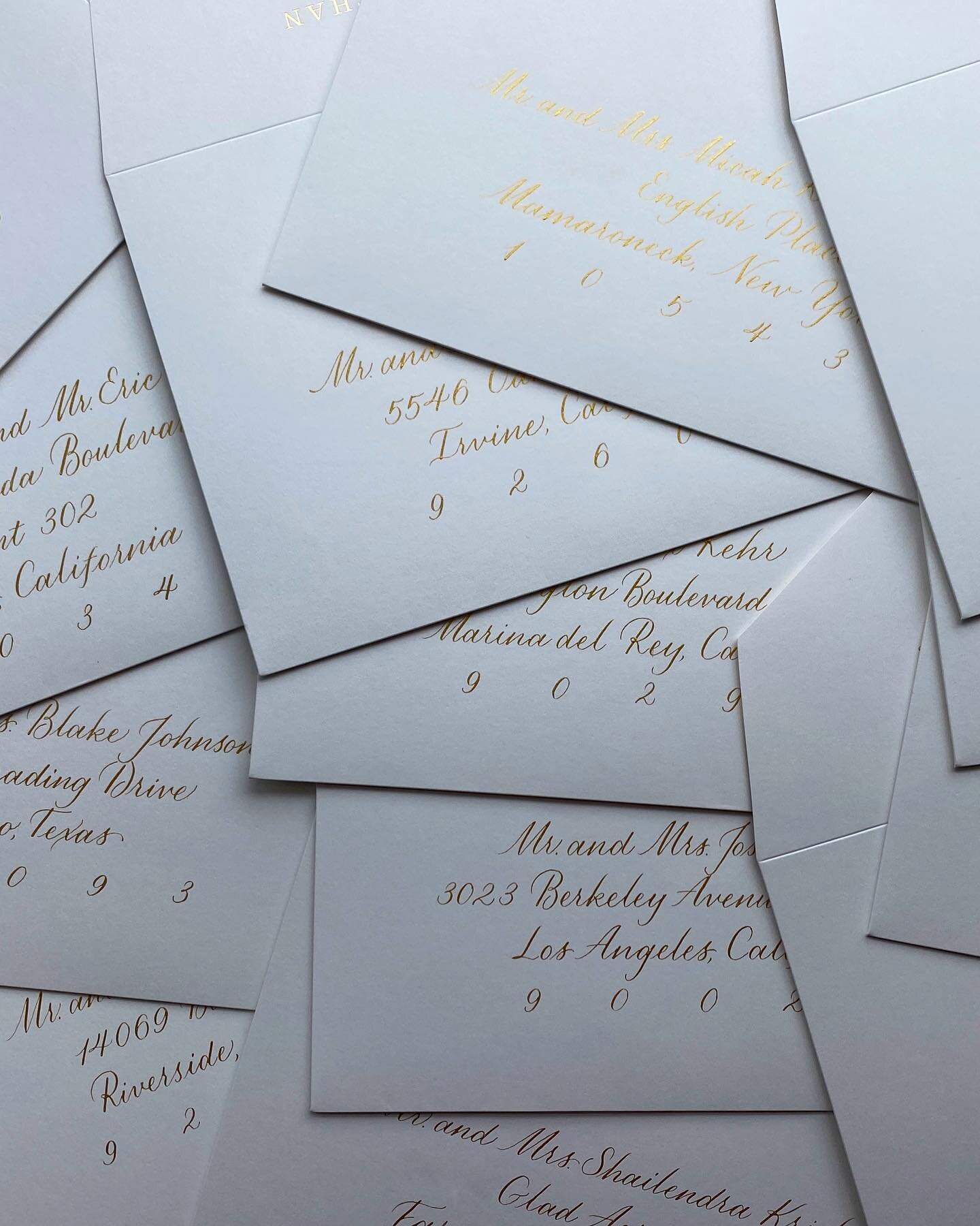 ✨ a bright and shiny start to 2023 ✨

#dallascalligrapher #calligraphy #handaddressedenvelopes #envelopes #weddingdetails #calligraphyenvelopes #moderncalligraphy #pointedpen