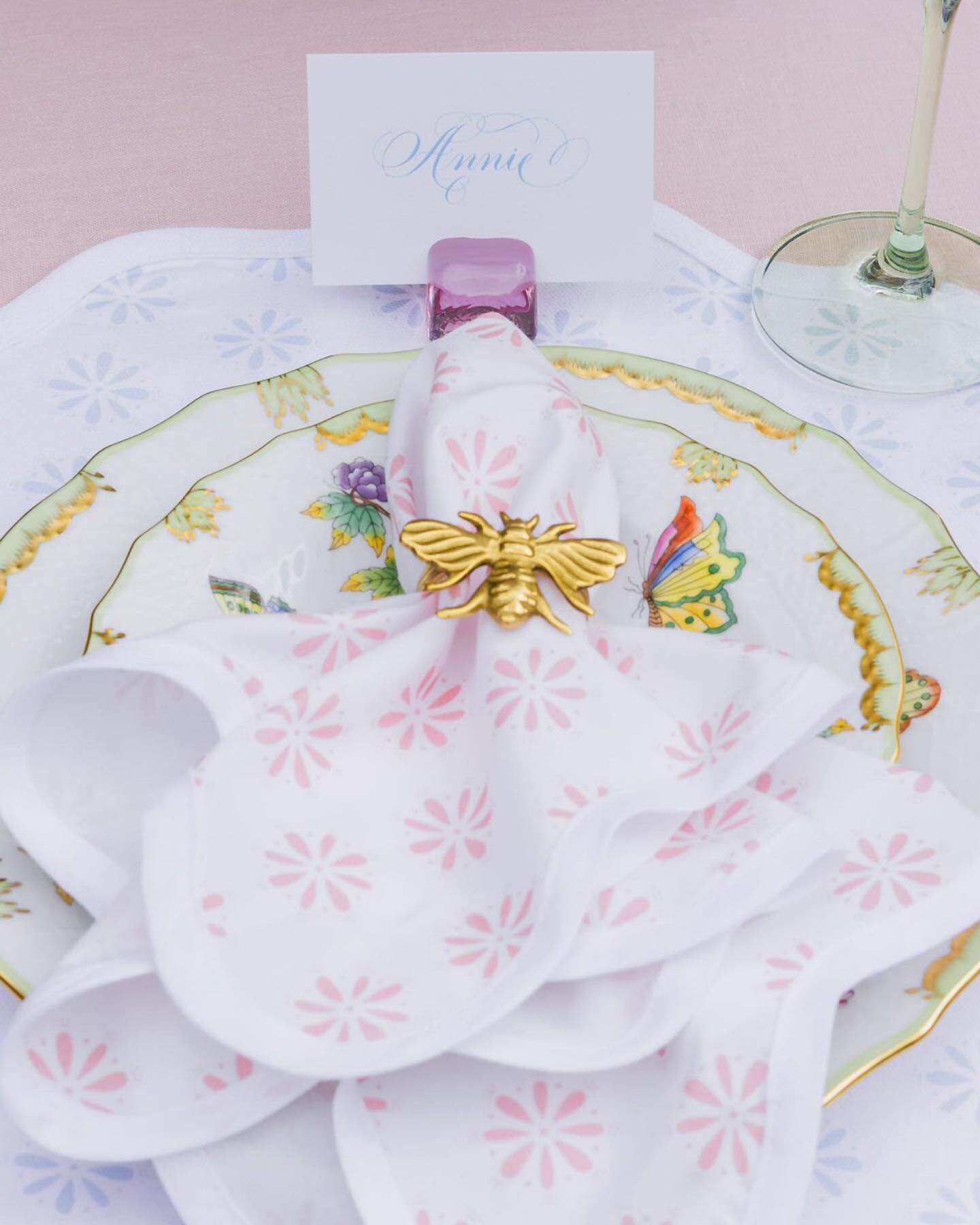 Thinking spring! 🌷🌷🌷 Isn&rsquo;t this just the prettiest table from my sweet friends @fenwickfields!?

If you&rsquo;re planning your own spring tablescapes, I just opened up Easter place card orders on my website &mdash; this next month is wild so