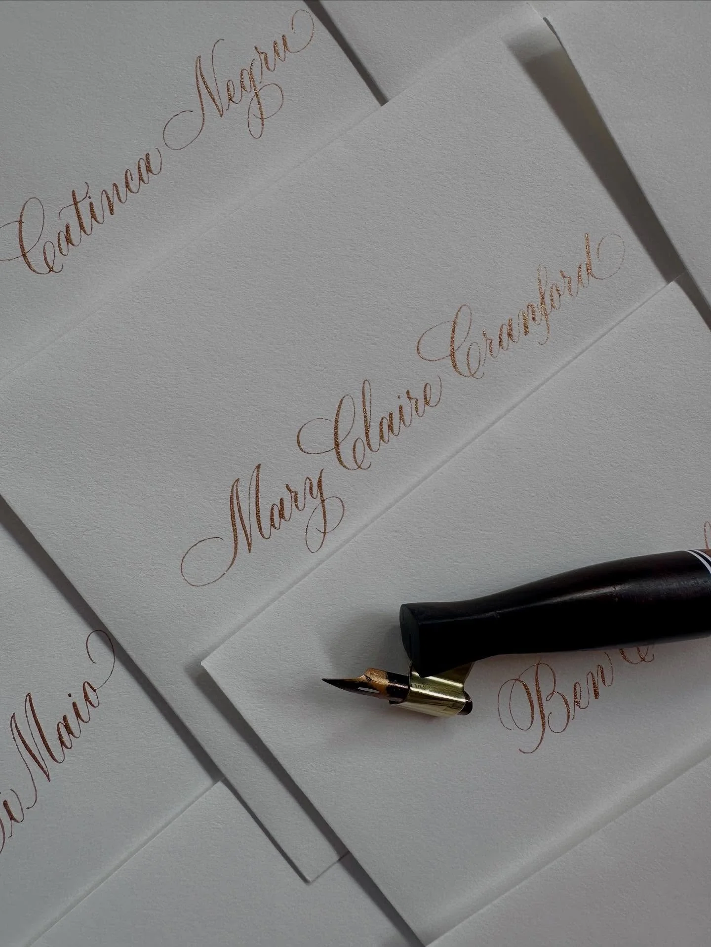 A timeless wedding classic reimagined with a new twist for @carlycreativeco! An elegant script envelope (with note inside) was placed at each guest&rsquo;s seat making for a warm and inviting welcome to the dinner table.

Written in a custom mixed go