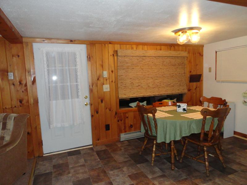 Waterfront Cottage dining area