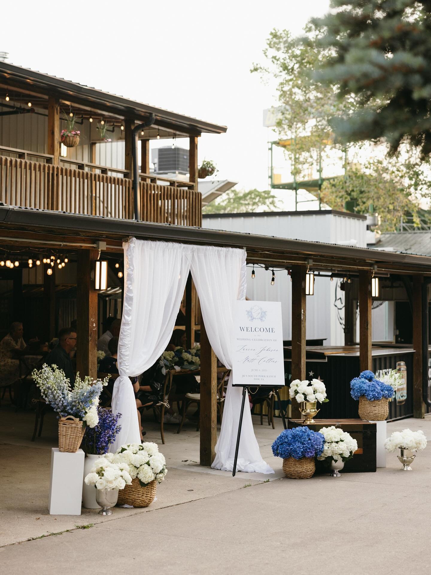 details from a gorgeous reception for lauren &amp; matt 🦞🐚🌊🦀

@wildflowerdsm 
@alealexxandro 
@_megbrooke 
@laurcollins_ 
@jrsouthporkranch 
@tylerrichtonhbb