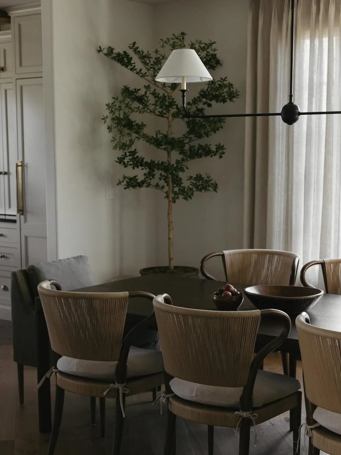 a classic dining room that will never go out of style 
/ @jamesmayhomes
