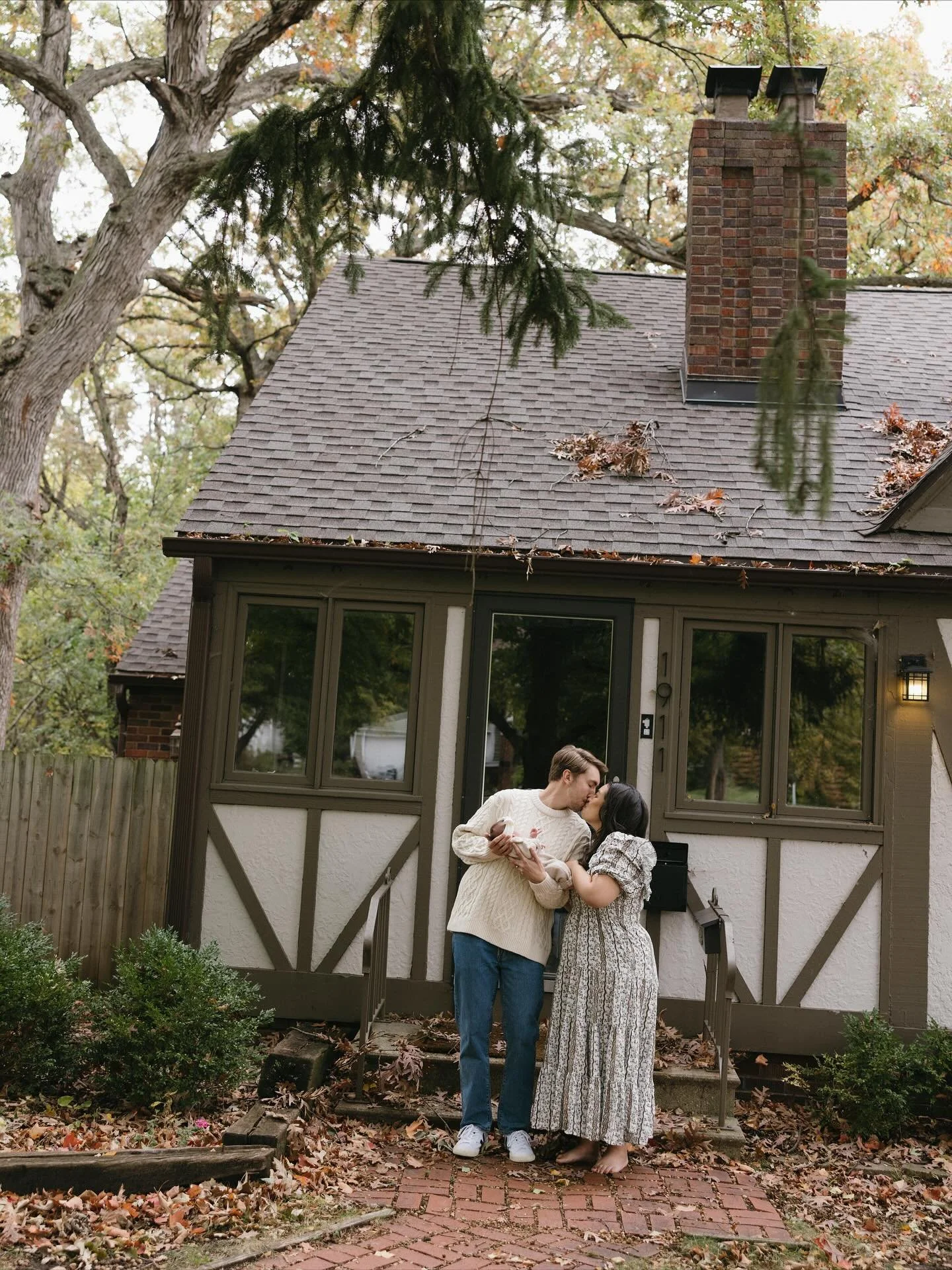 welcoming little harriet &mdash; the tiniest reminder that home is made of moments like these.

#DesMoinesPhotographer #IowaPhotographer #DesMoinesFamilies #IowaNewbornPhotographer #MidwestPhotographer
#LifestyleNewbornPhotography #InHomeNewbornSessi