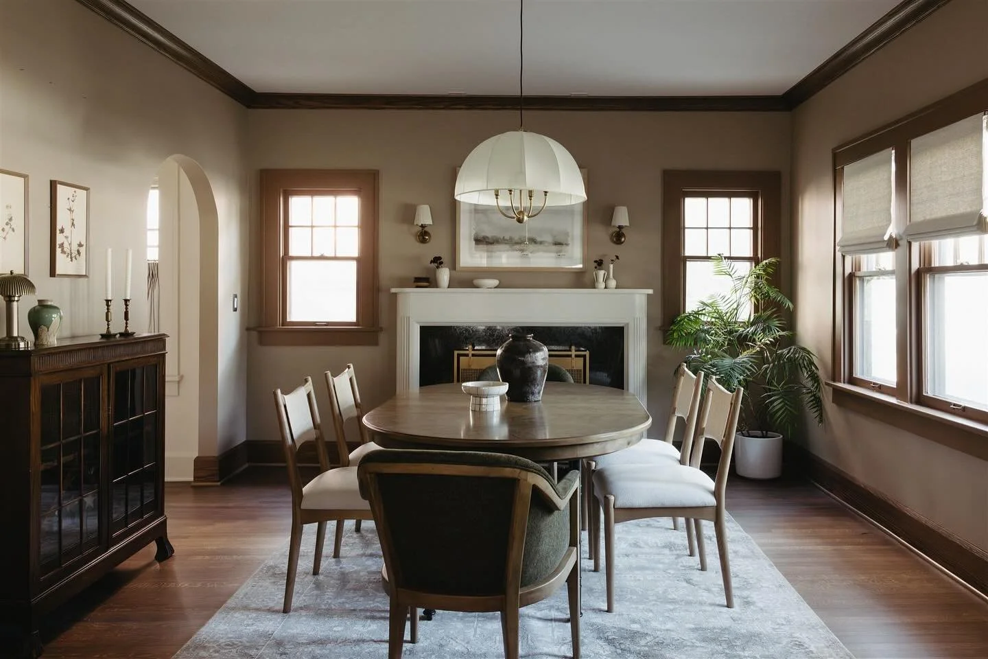 loved capturing the warmth in this dining room&hellip;natural light and rich brown tones, two of my absolute favorite things. design by @morrislareinteriors 

#interiorphotography #InteriorPhotographer #InteriorDesignPhotography #HomeInteriorPhotogra