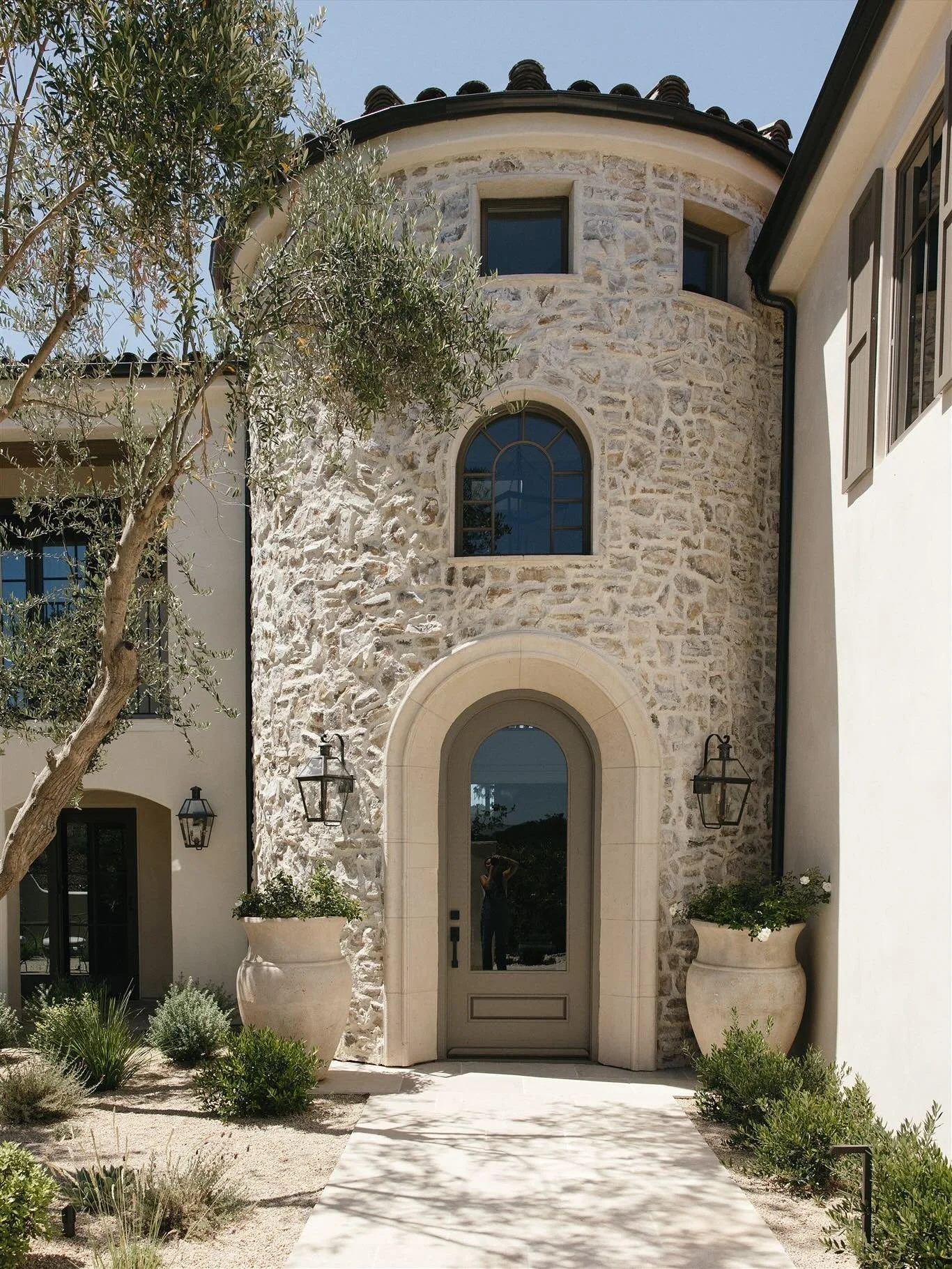 flew out to avila beach earlier this year to photograph a huge project for @jamesmayhomes. between the views and the design - i&rsquo;m still not over this one. every single corner was magic.

#interiorphotographer #editorialphotographer #interiordes