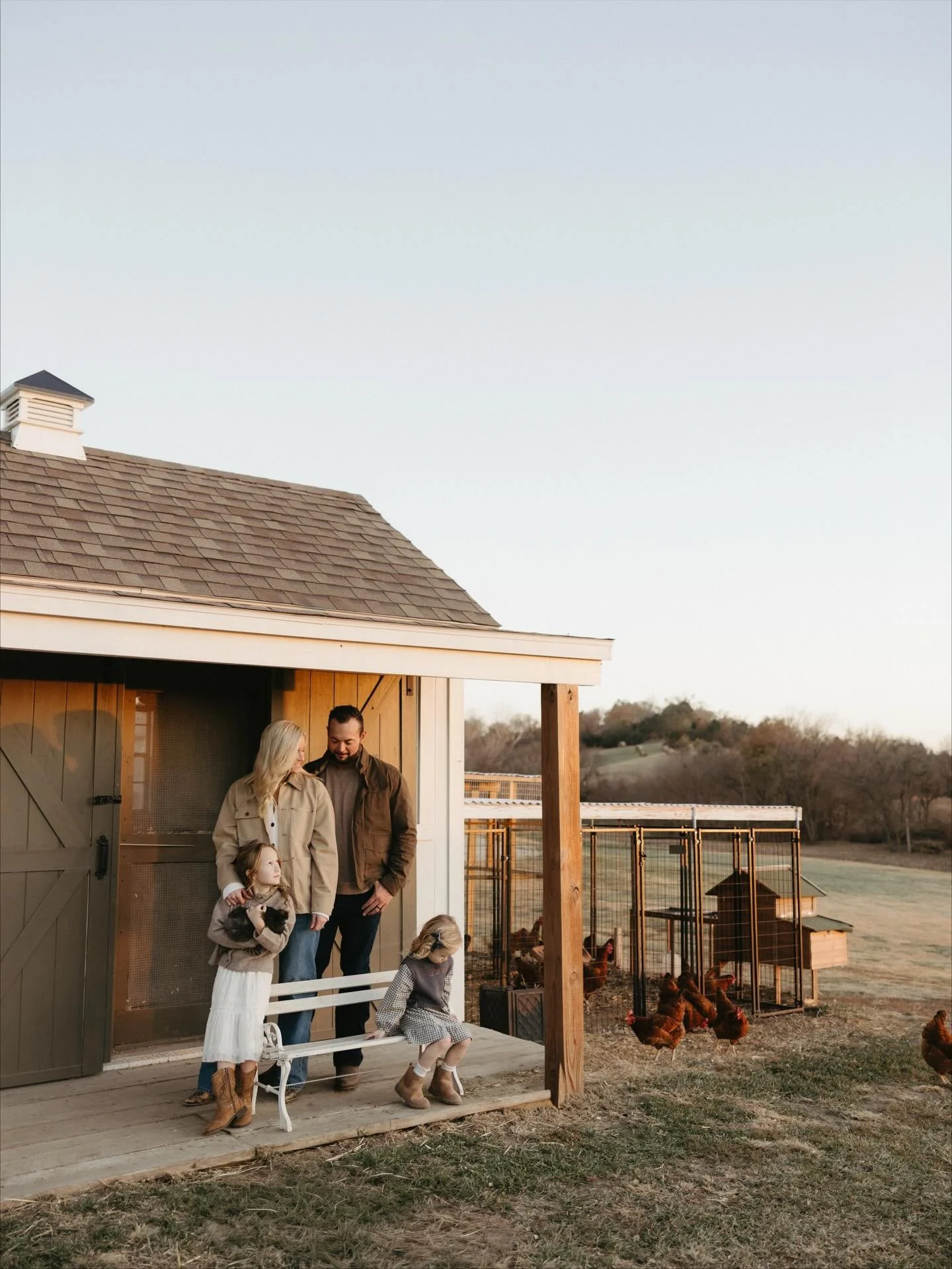 golden hour on their family farm &mdash; charlie&rsquo;s energy, vivienne&rsquo;s sweetness, and mom &amp; dad soaking it all in. 

my second family session this month featuring a chicken coop, and i&rsquo;m convinced there&rsquo;s nothing more charm