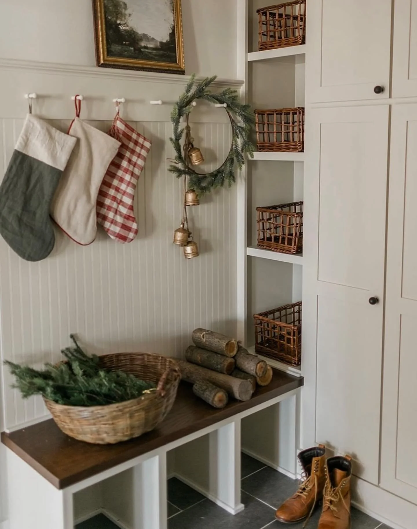 that december first feeling. 🪵🧦🕯️

#interiorphotographer #interiorphotography #midwestinteriors #midwestphotographer #iowaphotographer