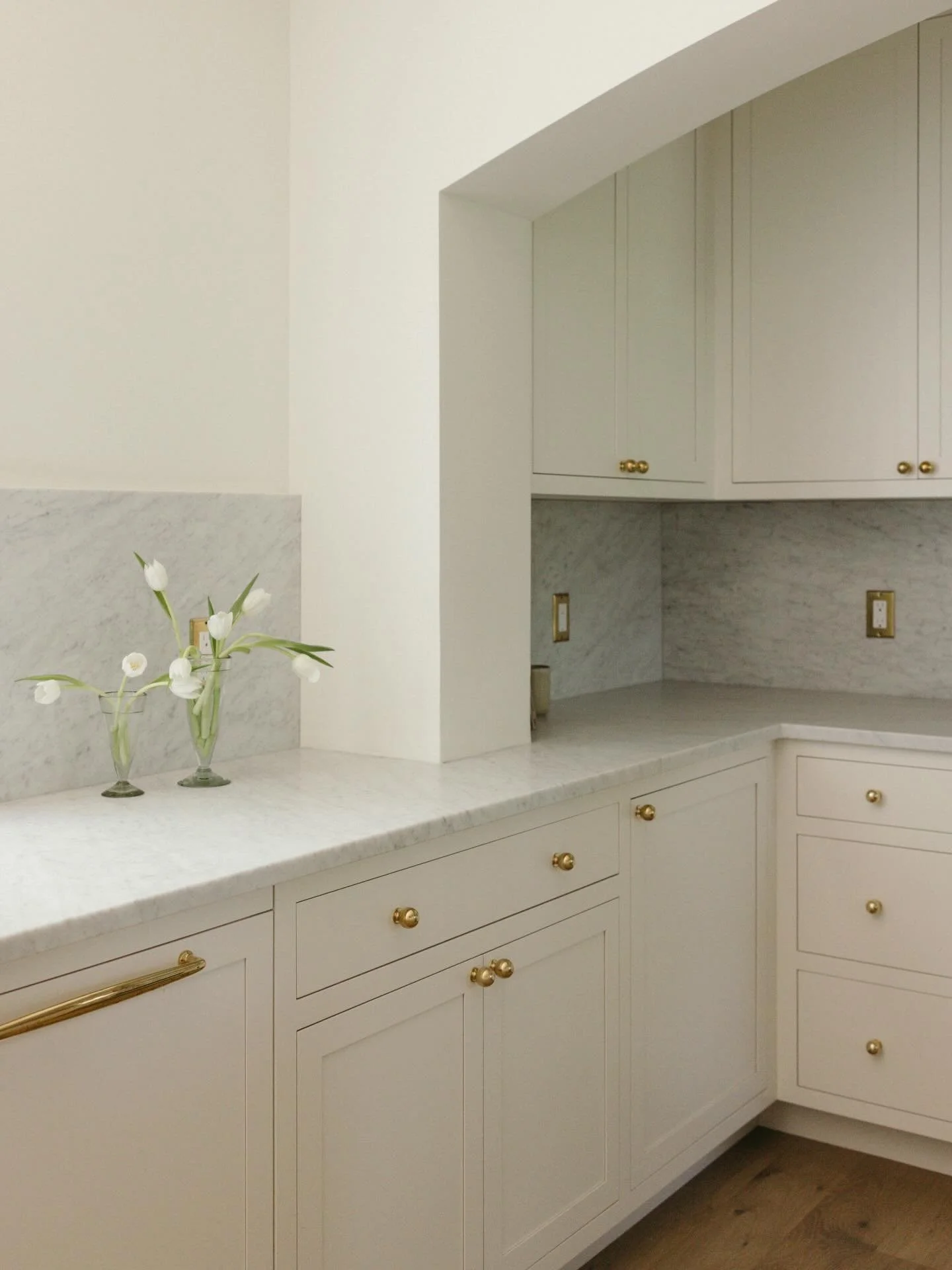 fresh spaces &amp; clean light ✨
taking janauary to work on a website refresh, refining documents, and a renewed sense of intention as i step into a new year of business.

photographed for @eradesignhouse pennsylvania wynnewood project.

#editorialin