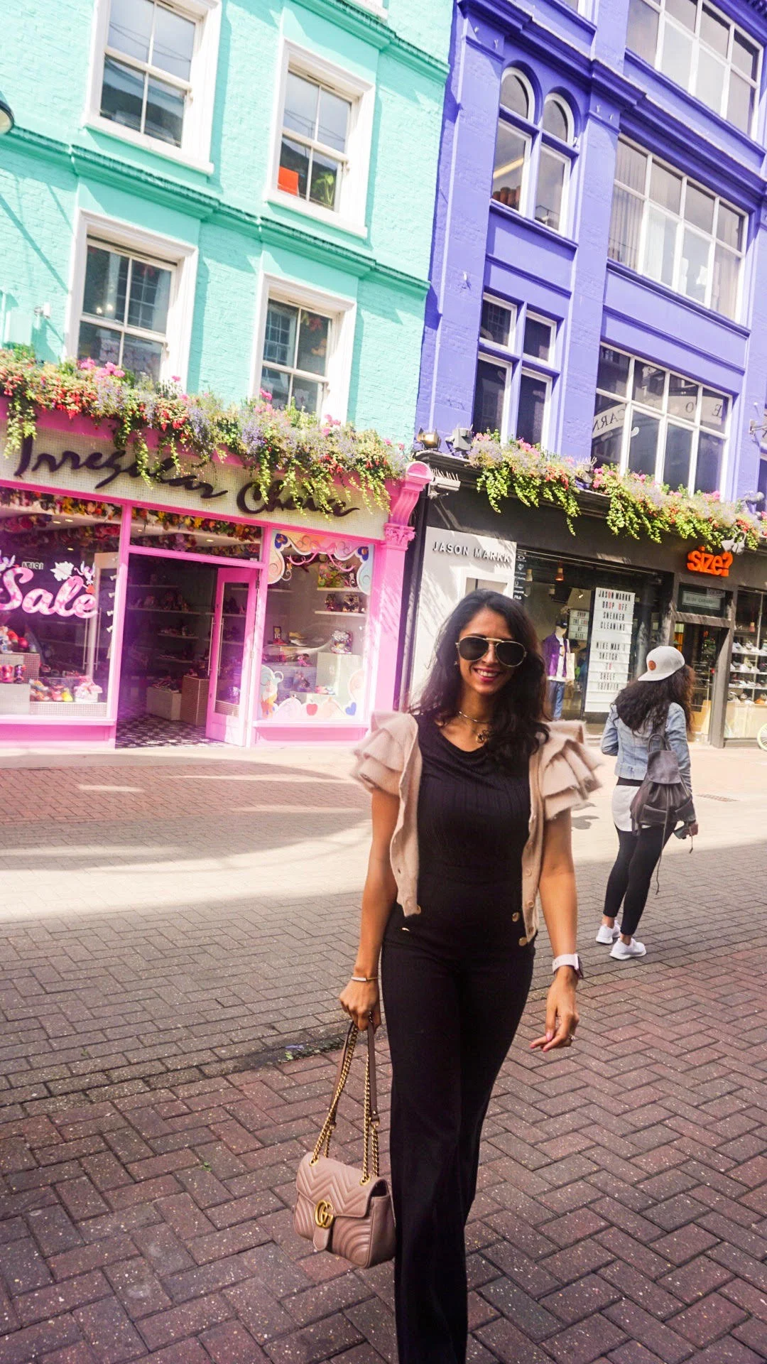  Leave behind the crowds that is on Oxford Street and Piccadilly Circus, take a close walk into Carnaby street . There’s always something going on here from bustling bars in the side alleyways to independent shops and boutiques. 