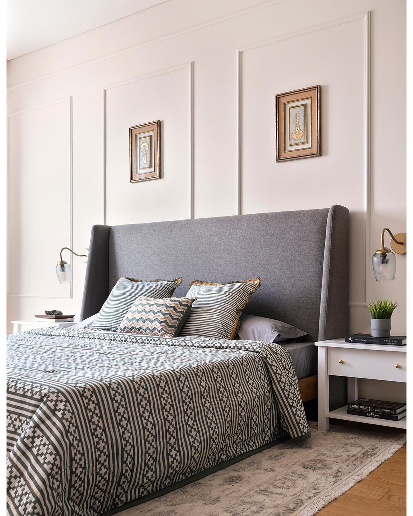 Designed with a penchant for nostalgia, the grandmother&rsquo;s bedroom initiates a dialogue between the splendid views of the lakefront neighbourhood and the serenity that brews indoors. A muted contrast between white, warm grey, and deep green ener