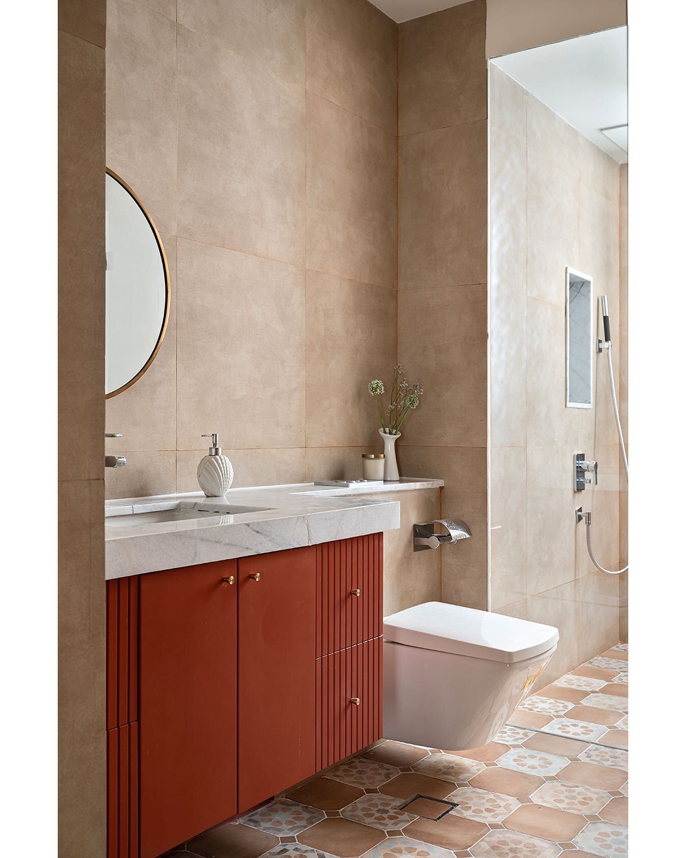 Extending the mellow sentiment, the grandmother&rsquo;s bathroom is reimagined to channel grace and potency of colour. Beige wall tiles and light sepia inlay-laden floor tiles comprise the visual, paired with the toasty terracotta hue that washes ove