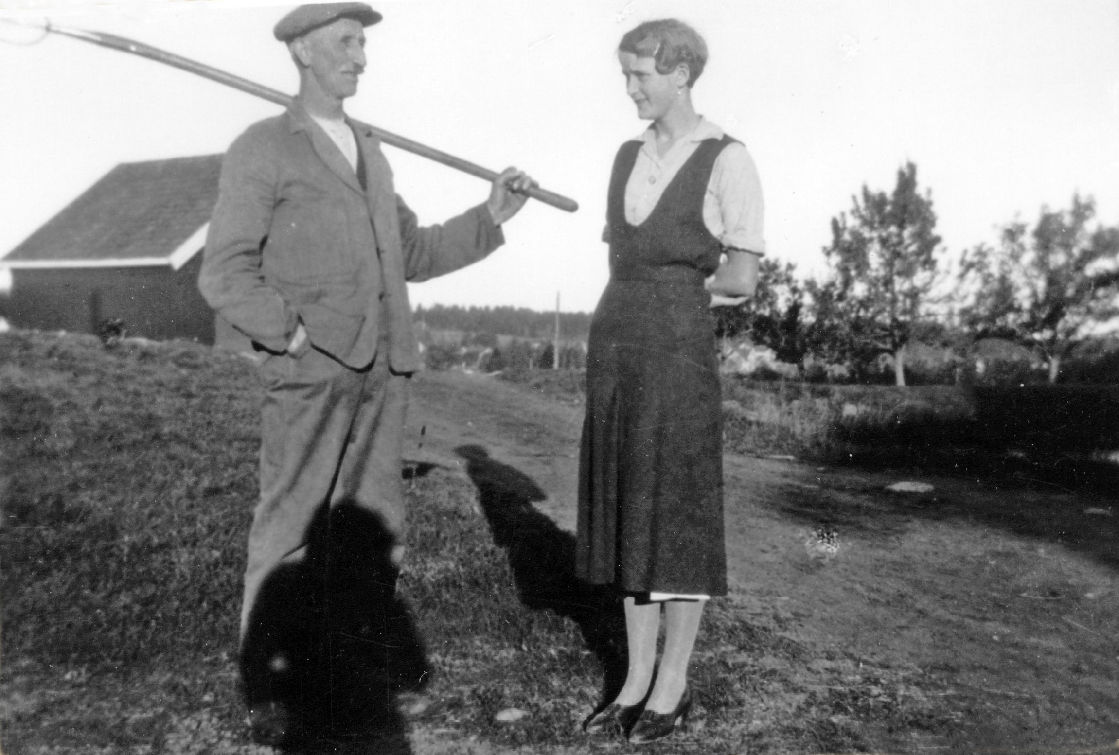  Johan Aas og datteren Nanna på Dyster gård. Cirka 1935.  