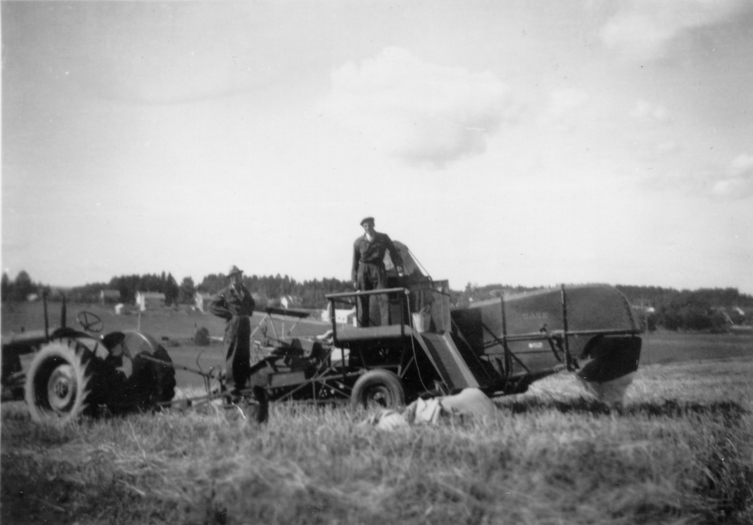  Første skurtresker i Ås, Case med hjelpemotor, cirka 5 fot, 1947 mod trukket av Fordson Stegamajor, 1947 mod. Til venstre: Adolf Bjørneby. Dyster gård 1949. 