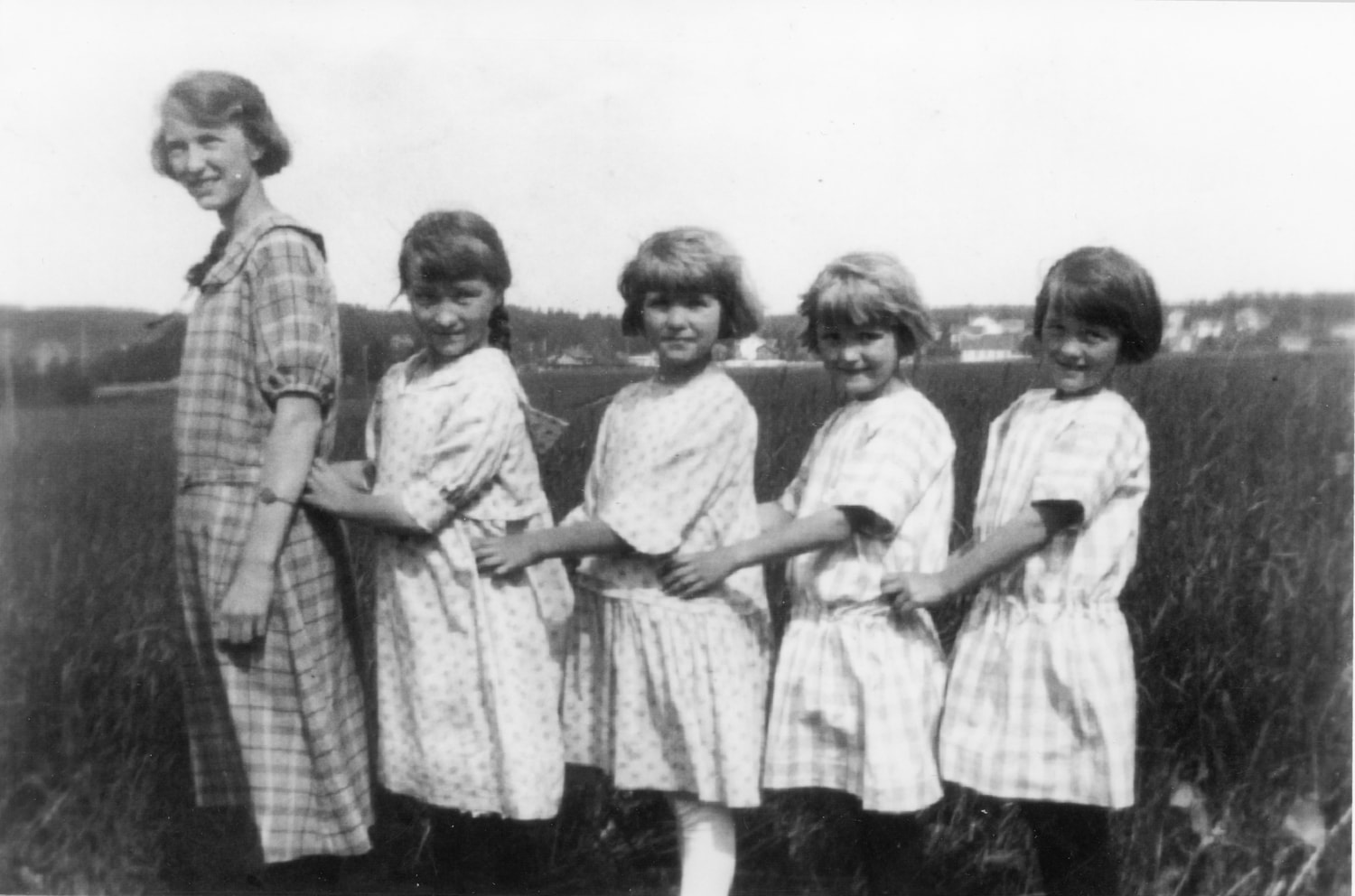  På Dyster gård, 1924. Fra venstre: Ingrid Aas, Ebba Aas, Ragnhild Aas, Nanna Aas og Alfhild Aas. I bakgrunnen sees bebyggelsen i Sentralveien og Gamleveien.  