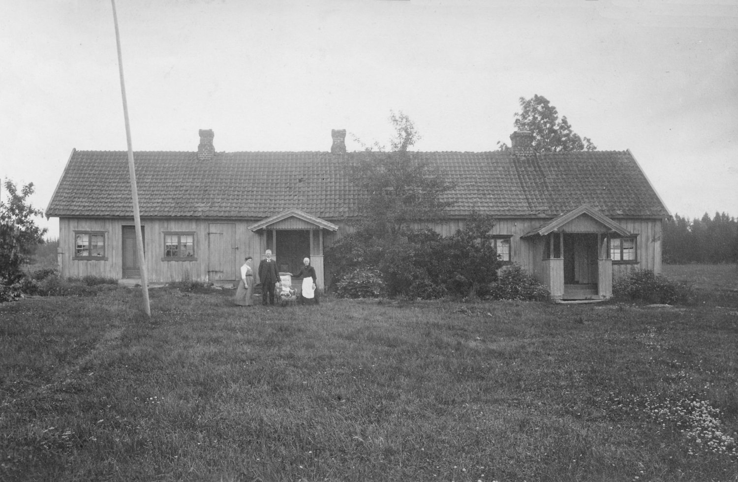  På bildet fra venstre: Hilda Aas, Anton Aas, Hans Aas, Karoline Aas . Ved Gamlebygningen, Dyster Gård, 1916. 