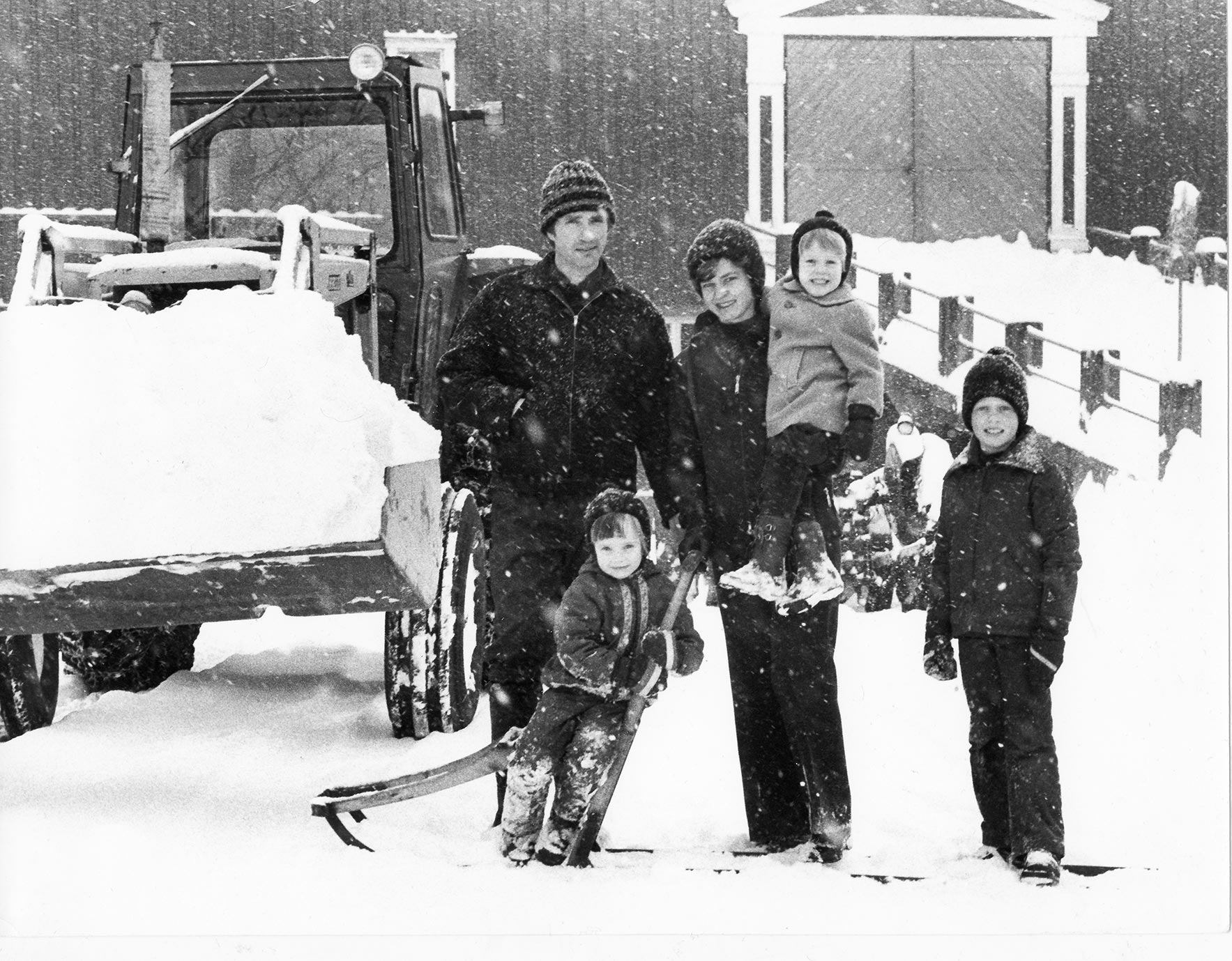  Familieportrett, Dyster Gård ca 1980. Fv: Nikolai Bjørneby, Helene Bjørneby, Kirsti Bjørneby, Gisle Bjørneby, Johan Bjørneby 