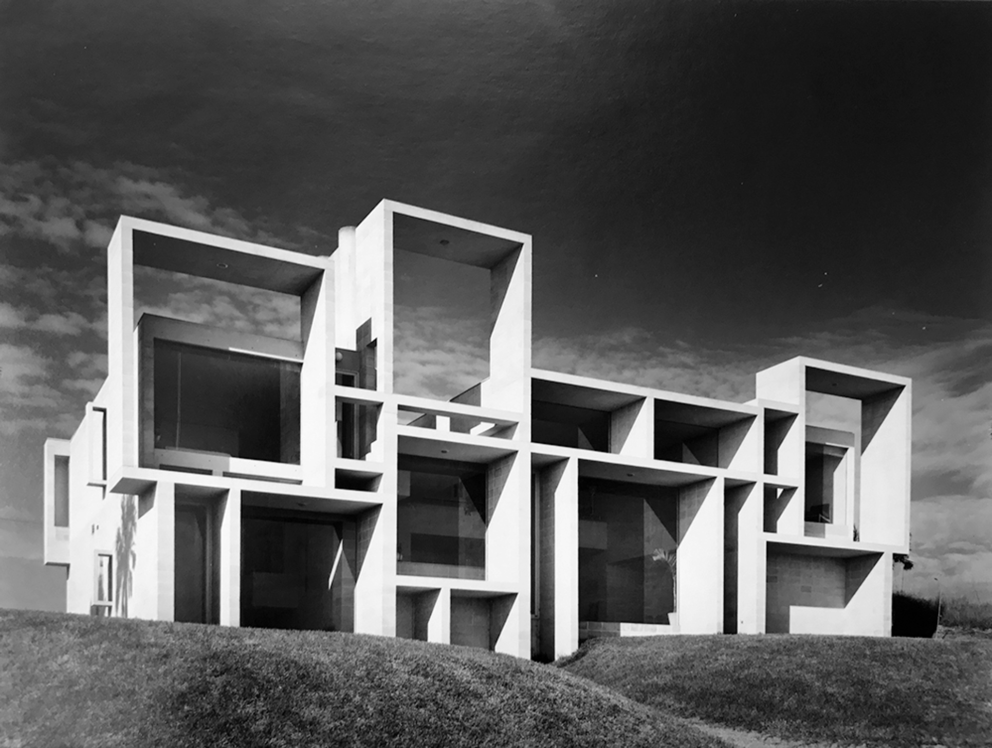 It doesn’t get more “classic Rudolph” than this: the Milam Residence’s beach-facing elevation. The house is located in Ponte Verda Beach, FL, and this striking view was taken in January, 1962, one year after its completion. Photograph by Joseph W. Molitor. Courtesy of the Joseph W. Molitor architectural photograph collection, located in the Columbia University, Avery Architectural and Fine Arts Library, Department of Drawings and Archives.