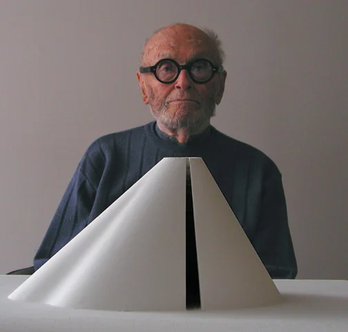Philip Johnson: master of many things—including the power lunch—but that’s not a napkin tucked under his chin. Image courtesy of Wikipedia; photo by: B. Pietro Filardo