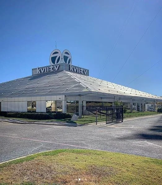 A diagonal view. As in Rudolph’s rendering, the Channel 7 logo (and name of the staton) is prominent at the pyramid’s apex. Photo © Ben Koush, used with permission.