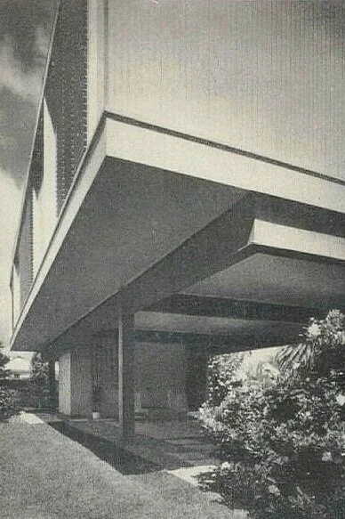 Raising the body of the building liberates space at the ground level, which is left open for shaded outdoor seating and parking. Structural steel—for the columns, and the inset perimeter and intermediary beams—is exposed, and the connections are composed and detailed with care.