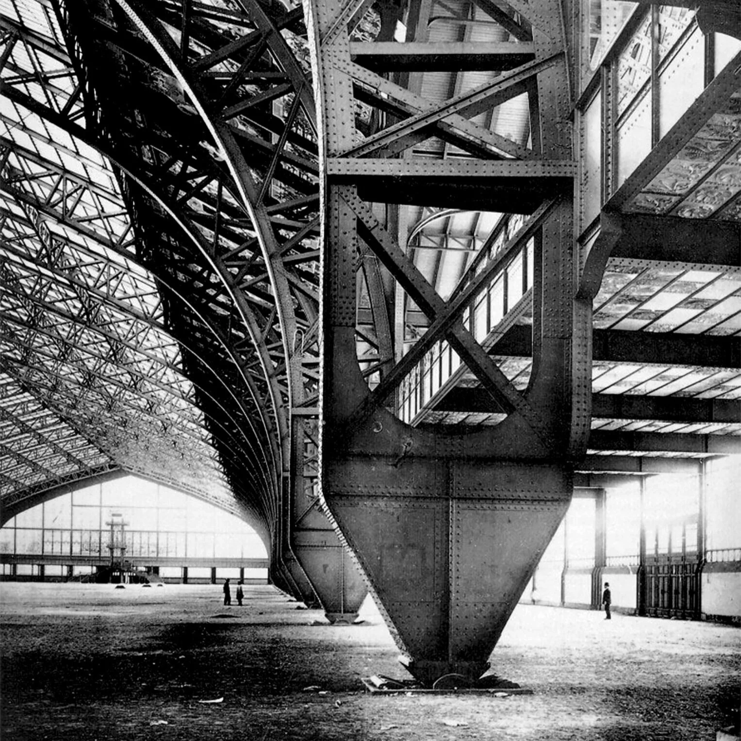 An view of the interior of the    Galerie des Machines   , one of the exhibition buildings erected for the    1889 world’s fair in Paris   . The architects (headed by Ferdinand Dutert) and the engineers (headed by Victor Contamin) dramatically showed the potentials of steel and iron—both as spanning structure    and    as an expressive medium. The size of the building can be judged from the figures in the distance.
