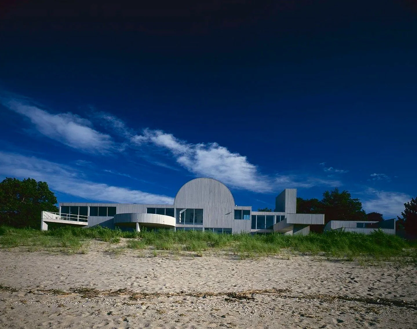 The Jaroslow Residence in Sands Point, NY, designed by Myron Goldfinger (1981).⁠
⁠
Photos by Norman McGrath (@normanmcgrathstudio)