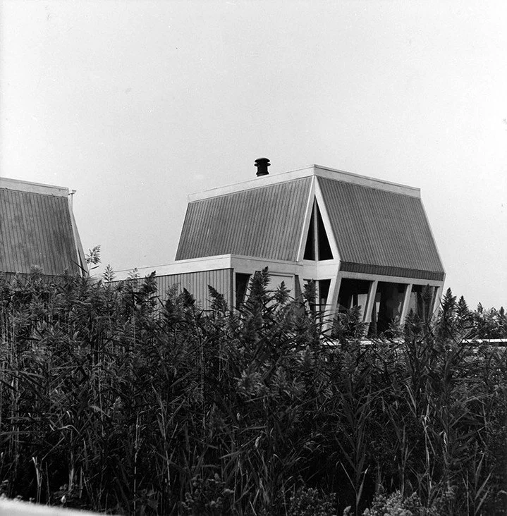 The Lynn Residence, designed by Andrew Geller in 1961 in Westhampton Beach, New York. The house is now demolished.⁠
⁠
&quot;Because of their unconventional silhouettes, Geller houses often acquire nicknames. This one is called The Box Kite by Westham
