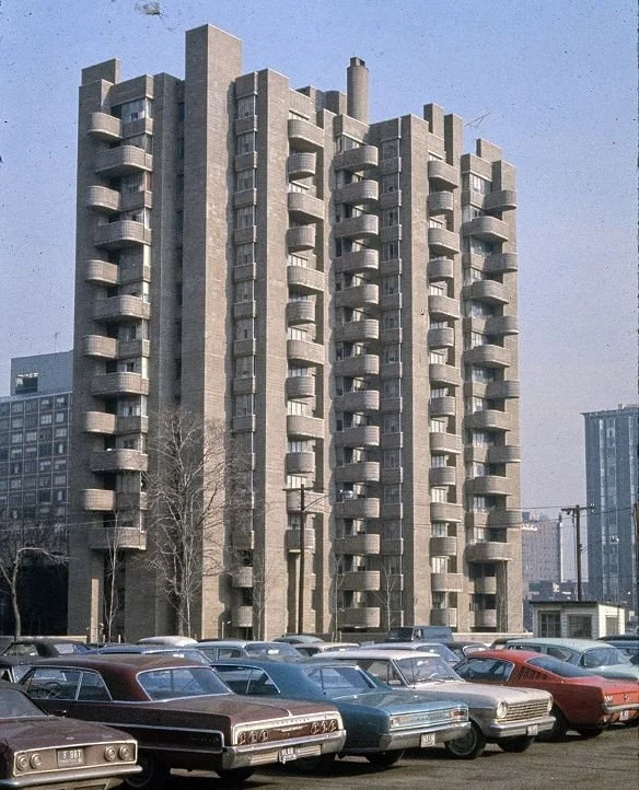 Crawford Manor in New Haven, Connecticut designed by Paul Rudolph in 1962.⁠
⁠
#paulrudolph