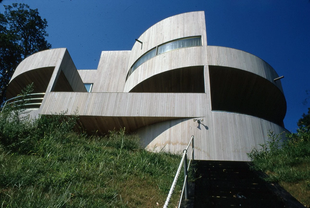 The Matkovic Residence in Sands Point, New York designed by Myron Goldfinger in 1970 for his mother and father in-law. The house was featured in the August edition of House Beautiful in 1973.⁠
⁠
#myrongoldfinger⁠
#architecture