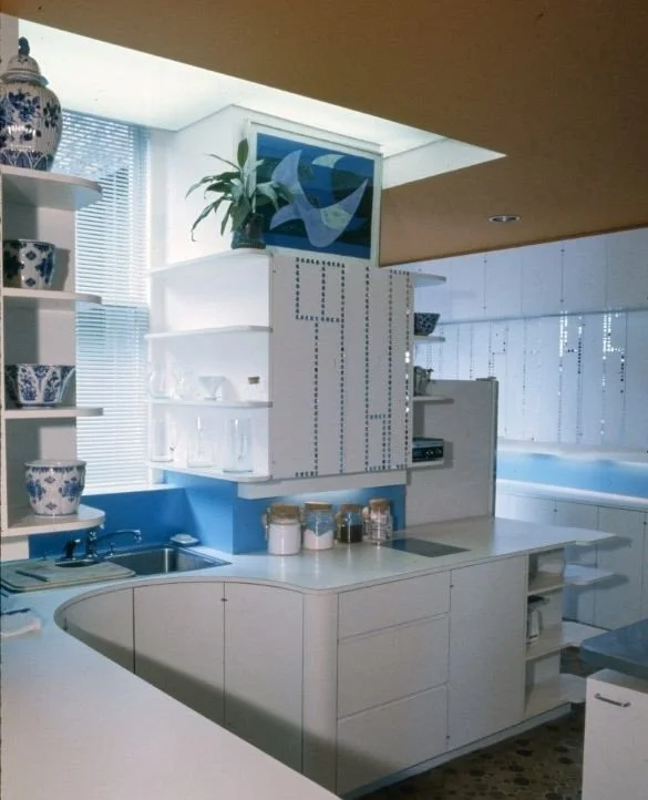 Contrasting blue and melon colors in the kitchen of the Maurits and Claire Edersheim apartment in New York City, designed by Paul Rudolph in 1970. Each cabinet is numbered using dental mirrors as decoration.⁠
⁠
#paulrudolph