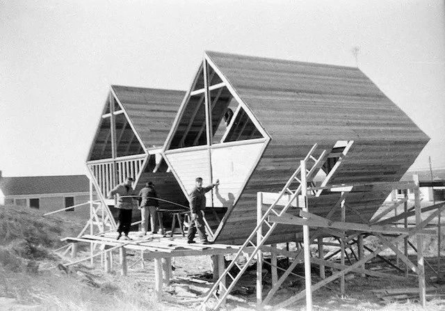 The Arthur and Mitch Pearlroth Residence, designed in 1958 by Andrew Geller in Westhampton Beach, New York. The residence is known as the 'double diamond' and is available for rent following a restoration in 2014.⁠
⁠
#andrewgeller