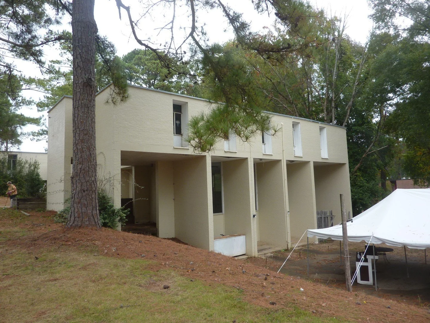 The Kappa Sigma Fraternity House, Auburn University in Athens, Alabama designed by Paul Rudolph in 1961. Demolished in 2016.⁠
⁠
Photos by Tina Beatty taken on November 06, 2014.⁠
⁠
#paulrudolph