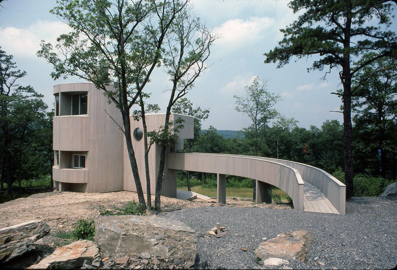 The Joy Hochstadt Residence in Bushkill, Pennsylvania designed by Myron Goldfinger in 1983. In 2010, new owners added stone to part of the building's exterior and interior.⁠
⁠
#myrongoldfinger