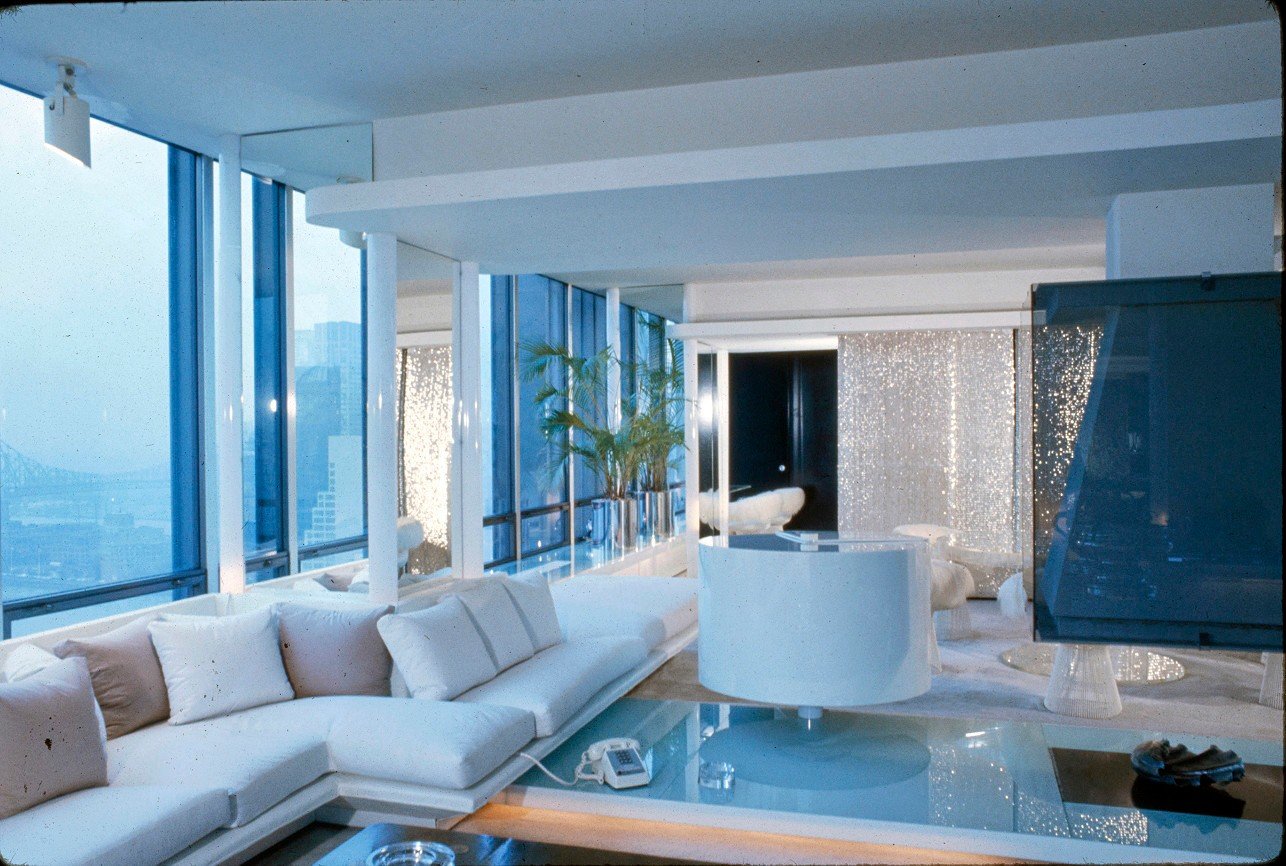 The Kaiser Residence in New York City, designed by Paul Rudolph in 1967. The apartment was located in 860 United Nations Plaza, which is a co-op consisting of twin 38-story towers on top of a 6-story office building which opened in 1966. ⁠
⁠
#paulrud