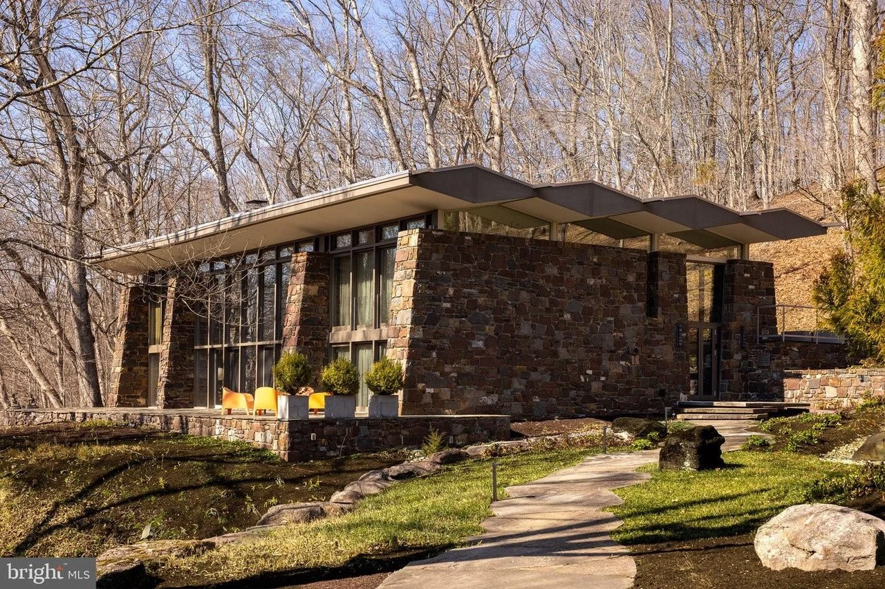 Paul Rudolph's 1959 Fullam Residence in Newtown, Pennsylvania is on the market. For more information, go to our website at www.paulrudolph.institute/news/fullam-residence-sale or the link in our bio.⁠
⁠
Photos by Daniel Isayeff @danielisayeff⁠
⁠
#pau
