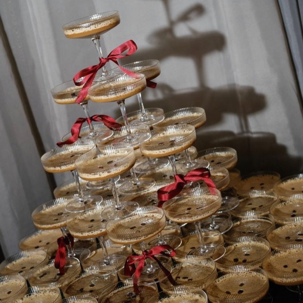 Holiday Party season is here! 🎄 Add a touch of luxury to your celebration with a seasonal Espresso Martini Tower or a Classic Champagne Tower 🥂✨
&bull;
&bull;
&bull;
#holiday #holidayparty #holidayplanning #espressomartini #champagne #espressomarti
