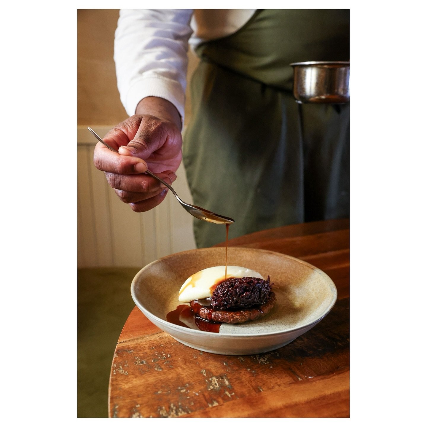 Dreaming of comfort food right now on a drizzly Monday. 

Venison sausage from local supplier @chilternvenison smoked butter 22 pomme puree, spiced red cabbage chutney, Port and orange jus.

Delicious food from @jj_harri at @thetrooper_aldbury