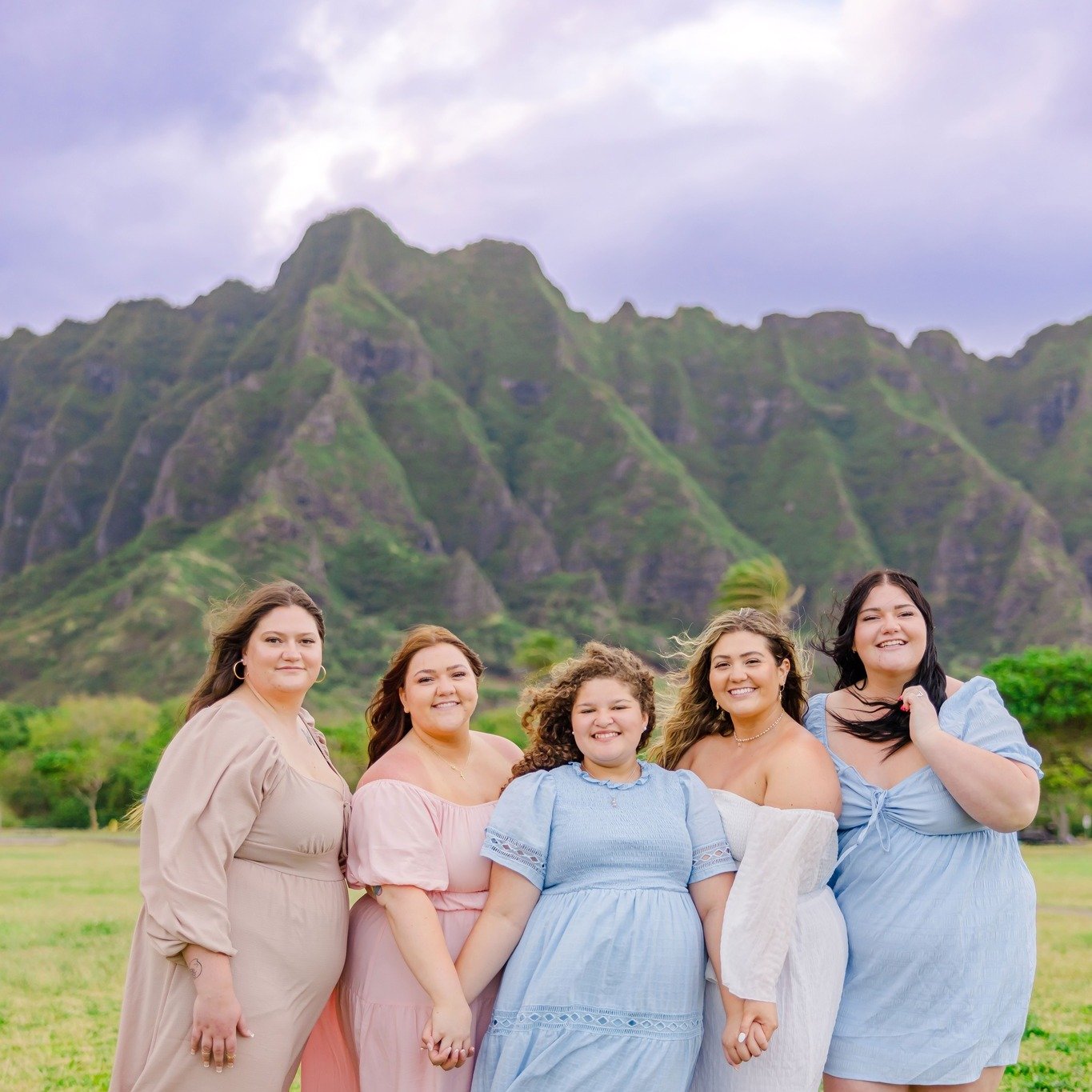 Capturing sisterhood against the breathtaking backdrop of the Kualoa Mountains! These five lovely ladies brought so much joy to their family session on Oahu. 
.
.
.
.
.
.
.
.
.
.
.
.
.
.
#hiltonwaikoloa #maunakeabeachhotel #maunalani #westinhapunabea