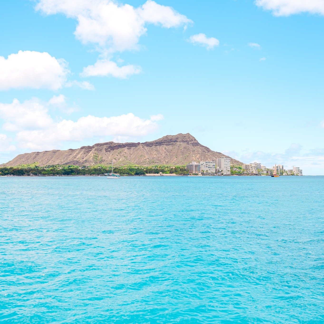 Being a photographer in Hawaii is such an incredible adventure! 🌺 I get to island hop often, and since I always have my camera with me, I love snapping landscape photos in my downtime. This shot is a stunning view of Diamond Head from the ocean, tak