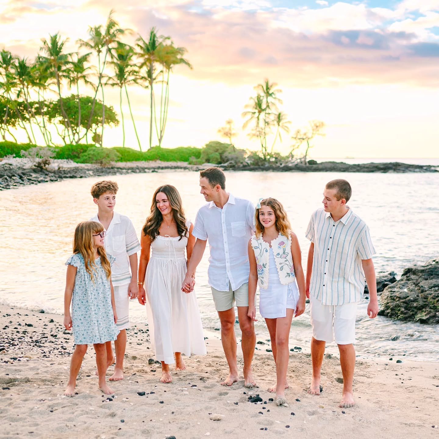 Make Your Vacation Last Forever 

You&rsquo;re already in Hawaii. 

The flights are booked. The outfits are packed. Everyone is together. 

This is your sign to schedule the family photos. 

A photo session on the Big Island or Oahu gives you photos 