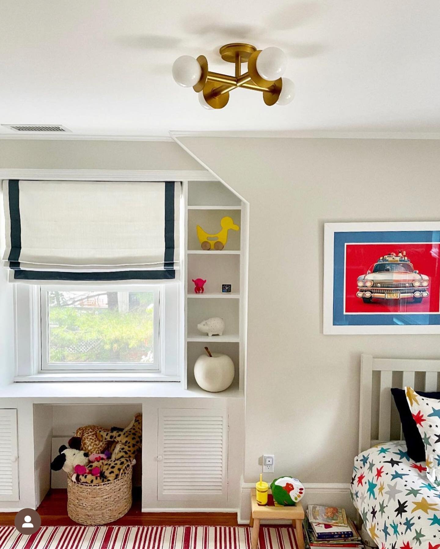 I love doing kids rooms - this is a room from a clients home in Larchmont, NY! I used the 2nd photo (swipe right!) as an inspiration photo from designer @lizcaan to convince my client that the extra $ for a truly custom shade would be worth it to mak