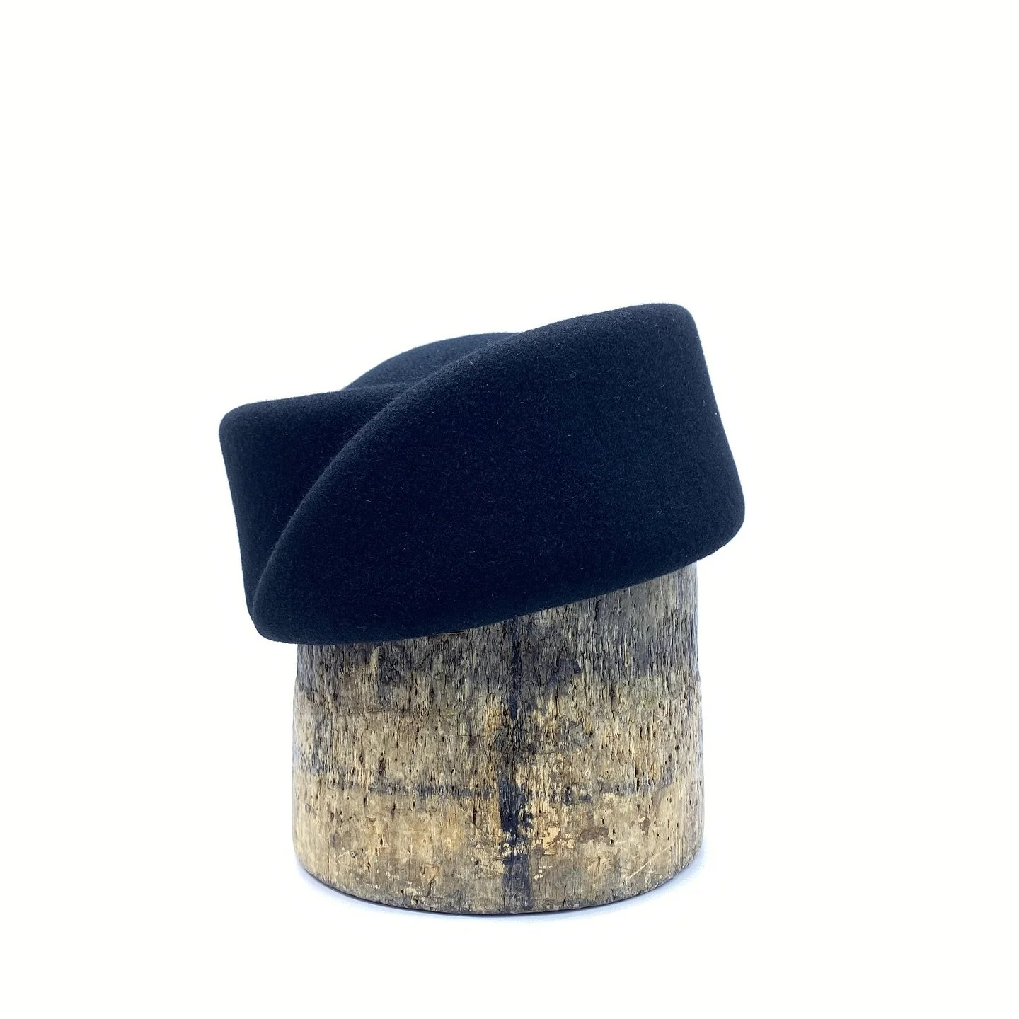 Pillbox session. Le Rose 🖤
.
.
.
.
#silechapeautefaitmetsle #pillbox #felthat #rose #fallseason #fallhat #faitamontreal #madeincanada #millinery #fallinspo #asthetic #minimalist #metierdart #mtlartist