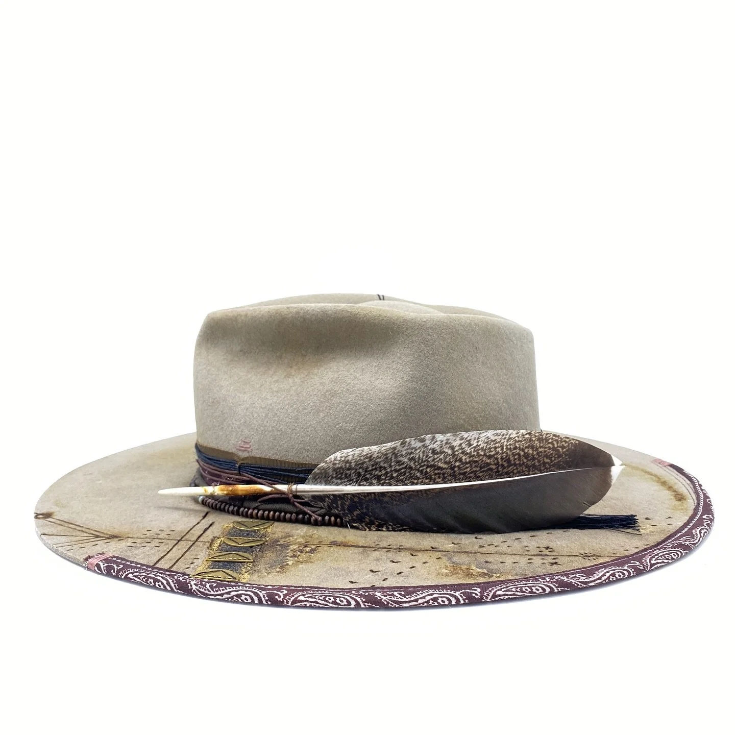 From scratch to Ingrid hat project ✨
.
.
.
.
#silechapeautefaitmetsle #fromscratch #customhat #styleiswhatyoumakeit #faitauquebec #madeincanada #hat #folk #western #artistsupportartists #madebyus #montrealhatmaker