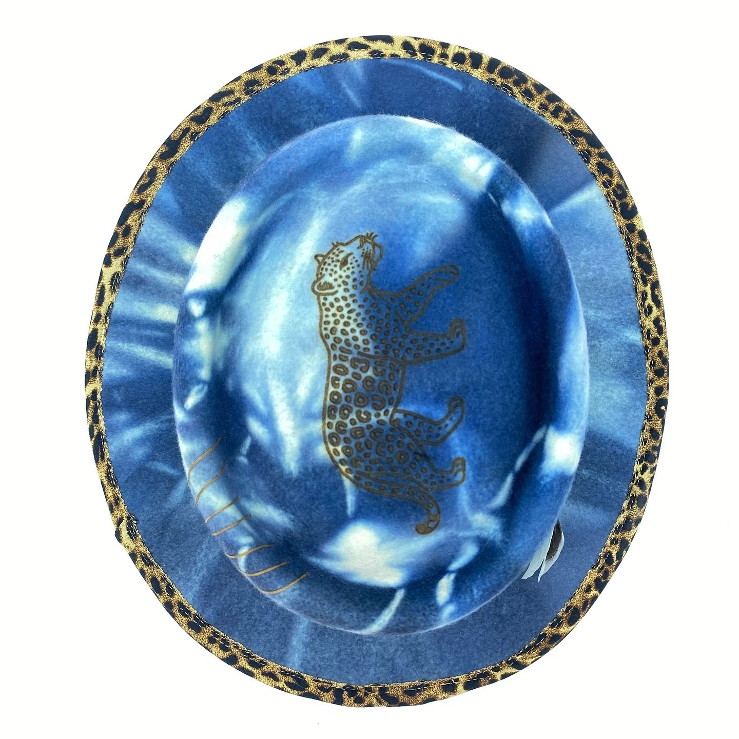 Guess where this hat is going? 🐆 Another precious and funky hat for the best @4delly & @livbreeann 💙
.
.
.
#cheetah #hat #felthat #tiedye #bespoke #oneofakind #styleiswhatyoumakeit #madeinmontreal #madeincanada #silechapeautefaitmetsle #customi