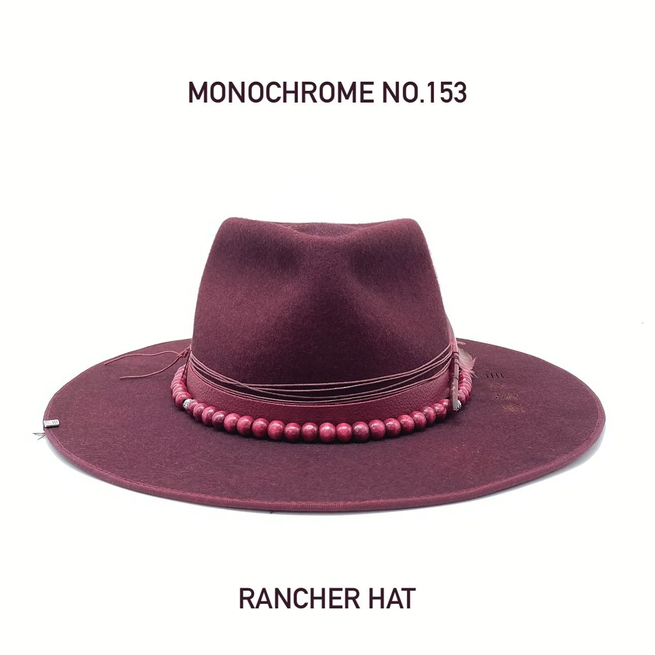 Le Doris en bordeaux monochrome est orn&eacute; de diverses textures ton sur ton, cr&eacute;ant une harmonie subtile et &eacute;l&eacute;gante qui souligne la profondeur riche de sa couleur.

The monochrome burgundy Doris is adorned with various tone