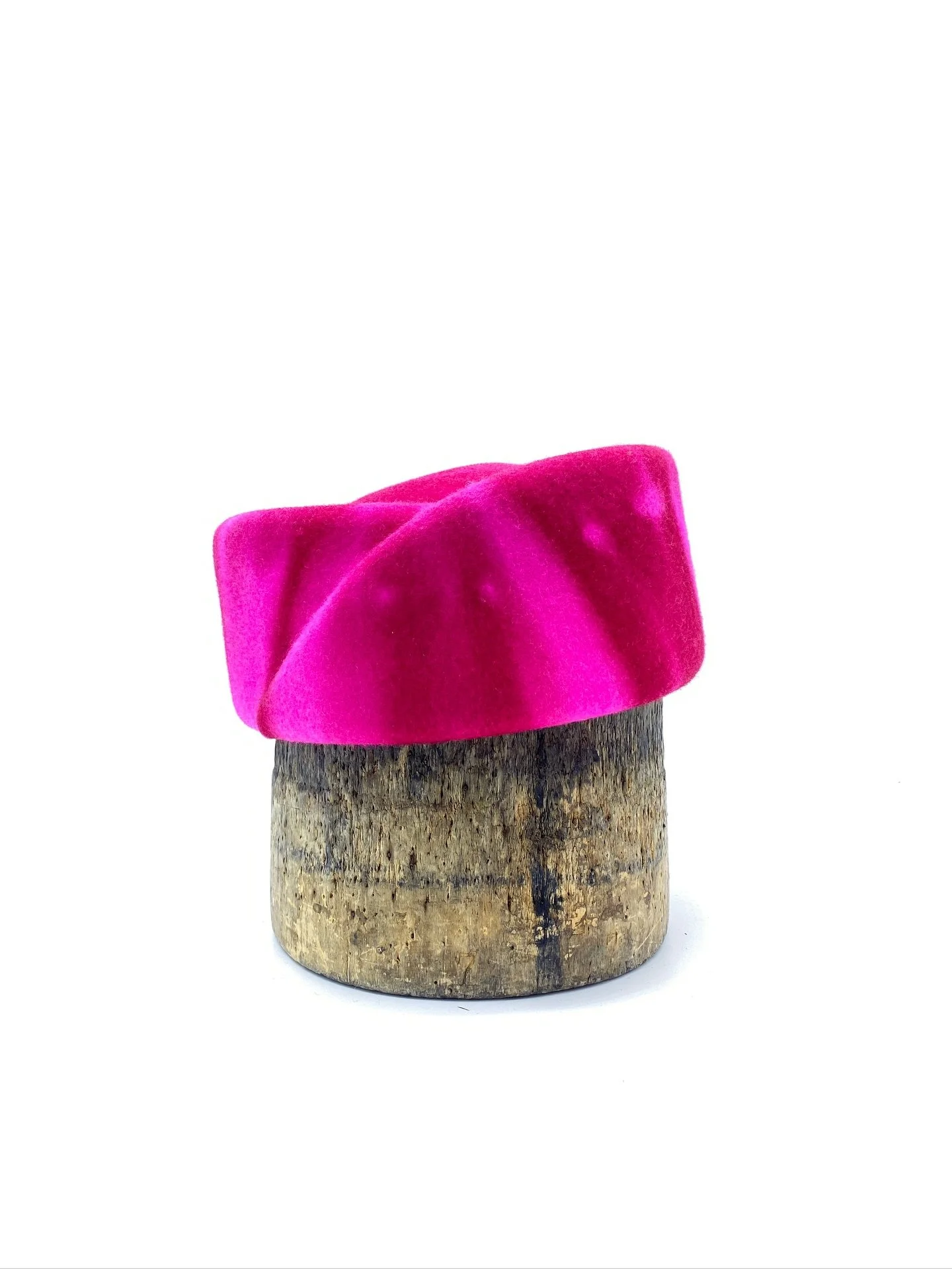 D&eacute;licieuse nouvelle couleur pour les Pillbox. 💓 Tu pourras trouver ces merveilles &agrave; la boutique @lafabexpo d&egrave;s mercredi!!! Immersion &agrave; venir!
.
.
.
.
.
#pillbox #brimlesshat #neonpink #pink #tiedye #artist #styleiswhatyou