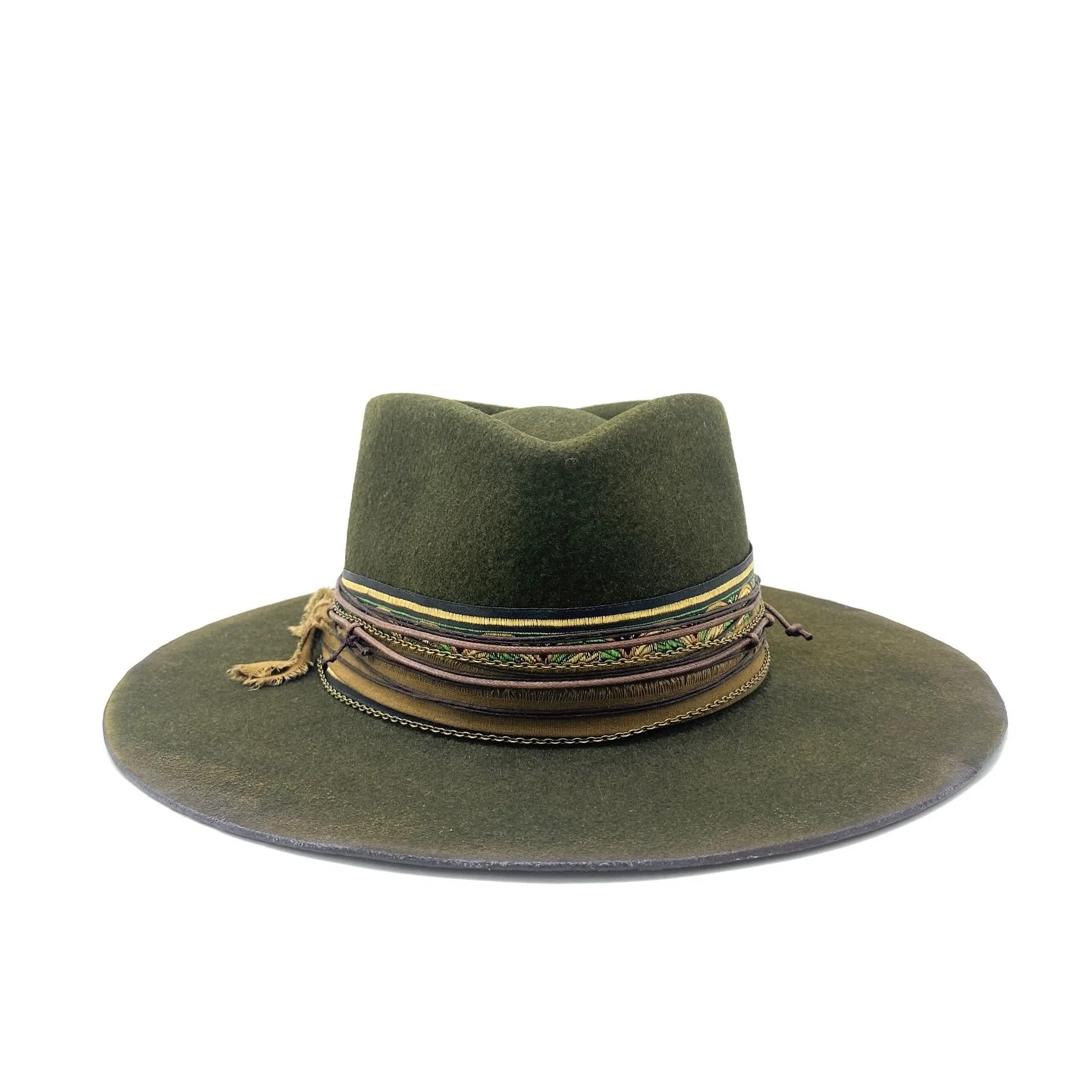 💫 ATELIER.625 - YVETTE - A Rancher hat with an elegant and refined Art Deco style. The felt is carefully hand-dyed in our workshop. It is finished with a layering of various materials. Golden accents and brass details bring aged tones and subtle ele