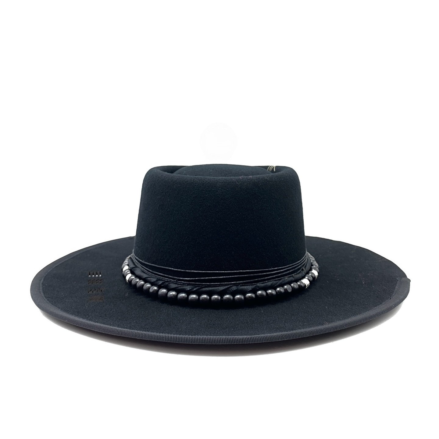 Denise Bilbao - Wide brim - Folk &amp; Western 🖤 Available on website. Get 20% off until tomorrow 7:00 a.m.
.
.
.
#silechapeautefaitmetsle #blackhat #brimhat #widebrim #bold #refined #timeless #folk #western #madeincanada #faitamontreal #madebyus #h