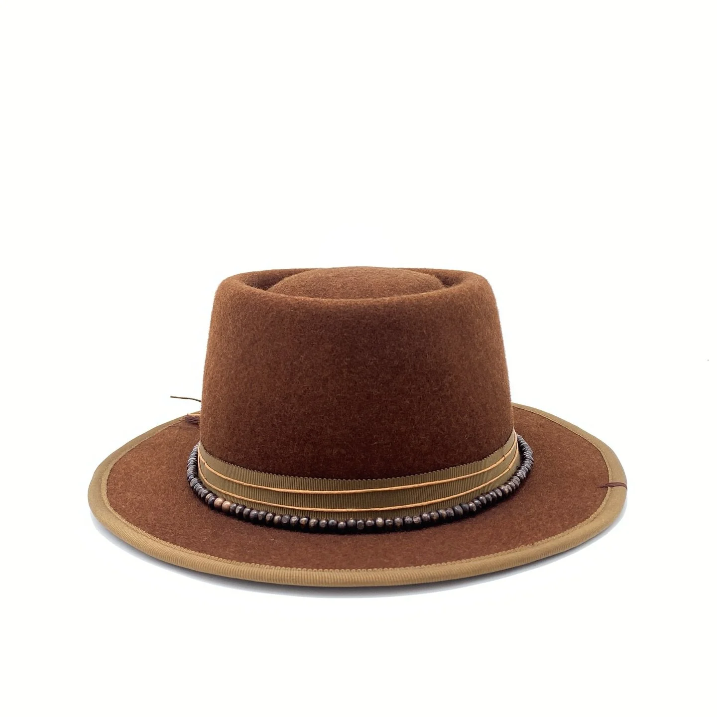 Il y a quelque chose de tr&egrave;s musical avec cette couleur, non? 🤎 
Il y en a deux de disponible chez @lovacomobilier et en ligne! La livraison est offerte en d&eacute;cembre 💃🏼🕺 

Qui va mettre la main dessus? 🥁 
.
.
.
.
#felthat #burntsien